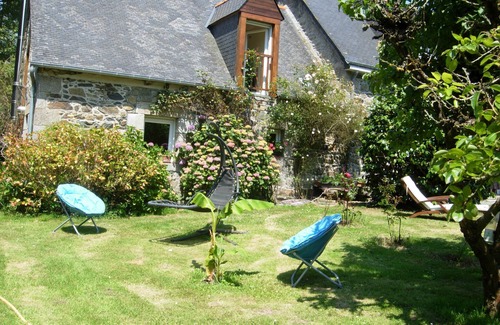 Pommerit-le-Vicomte Cottage | Jolie longére moulin à eau avec roue en action.