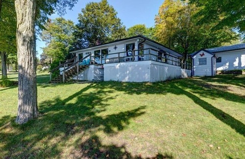 Bobcaygeon Cottage | Jolie Maison Bobcaygeon - Luxurious 4 Bed 2 Bath Waterfront Cottage