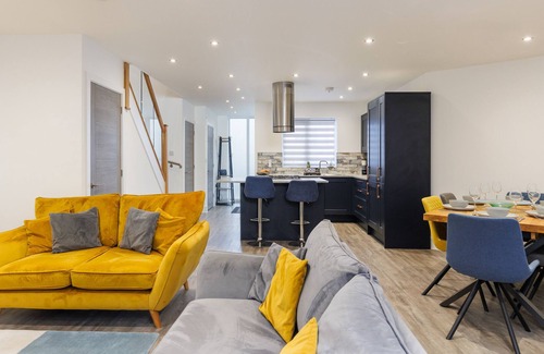 Sandown Ski Chalet | Jollys