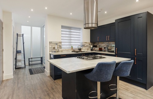 Sandown Ski Chalet | Jollys