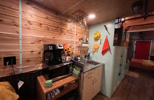 Sandpoint House | Jon Henry’s Loosey Caboosey! Military discounts and pet friendly caboose