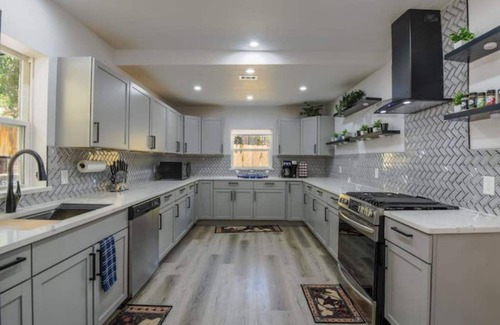 Fort Worth House | Jonair's Stockyard House ,Walk to Stockyards!