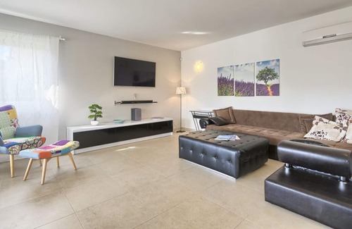 Muzini Villa | Jonquil Villa - Five Bedroom Villa, Sleeps 12