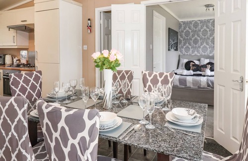 Cayton Bay Cottage | Jonstone Pines