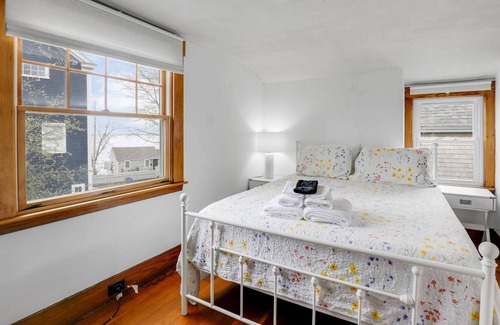Newburyport House | Joppa Flat: Water View, Walk to River Front Rail Trail & Shops, Large Screen Smart TV, Fast WiFi