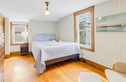 Newburyport House | Joppa Flat: Water View, Walk to River Front Rail Trail & Shops, Large Screen Smart TV, Fast WiFi