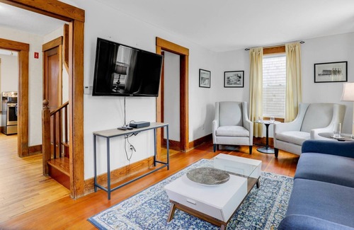 Newburyport House | Joppa Flat: Water View, Walk to River Front Rail Trail & Shops, Large Screen Smart TV, Fast WiFi