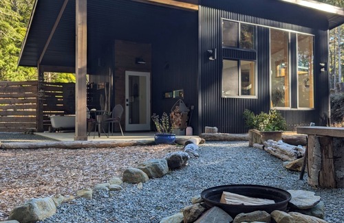Juan de Fuca Electoral Area Cabin | Jordan River~Pipers Nest~w/ Outdoor Clawfoot Bath Tub and Fire Pit