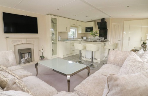 Newton on Derwent Cottage | JORVIK LODGE, with hot tub in Wilberfoss