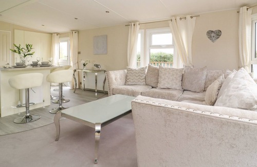 Newton on Derwent Cottage | JORVIK LODGE, with hot tub in Wilberfoss