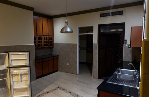 Entebbe House | Jo’s Place Entebbe – Birdwatching & Lake View Spacious 6-bedroom house with WiFi