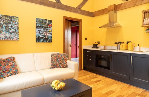 Bletchingley House | Jossies Snug - peaceful, private garden/hot tub, swimming lake, Spa and Wellness