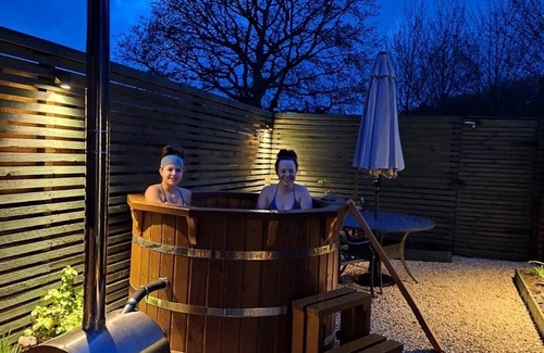 Bletchingley House | Jossies Snug - peaceful, private garden/hot tub, swimming lake, Spa and Wellness