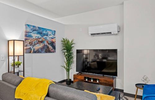 Westown Apartment | Journal Commons 331 Designer Luxe 1BR in Historic West Town Fast WI-FI