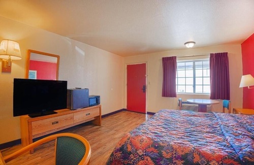 Lordsburg Hotel | Journey Near I-10 Highway In Pet Friendly Guest Room