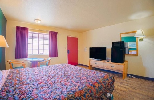 Lordsburg Hotel | Journey Near I-10 Highway In Pet Friendly Guest Room