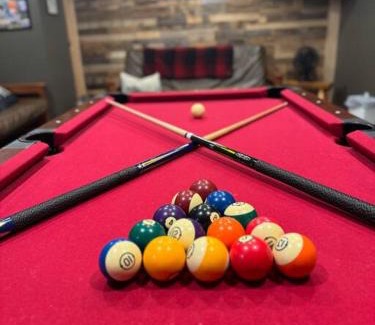 North Troy Ski Chalet | Journeys End Chalet - Minutes to Jay Peak!