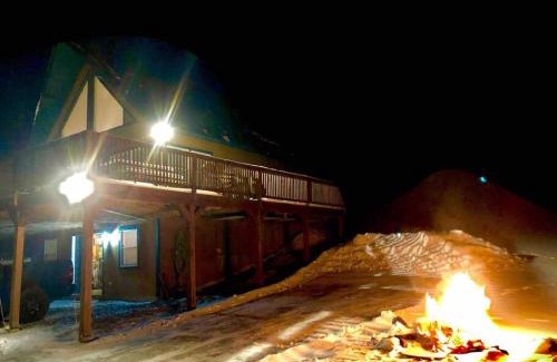 North Troy Ski Chalet | Journeys End Chalet - Minutes to Jay Peak!