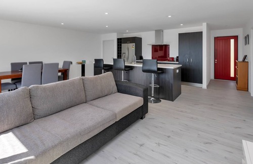 Cable Bay House | Joybel's Beach Retreat - Cable Bay Holiday Home