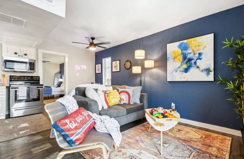 Central Arlington Apartment | Joyful 1BD:AT&T Walkable, Charming & Ground-Level!