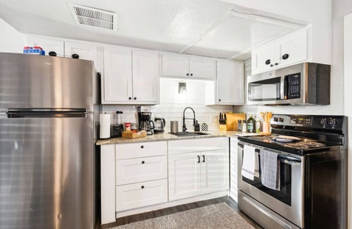 Central Arlington Apartment | Joyful 1BD:AT&T Walkable, Charming & Ground-Level!