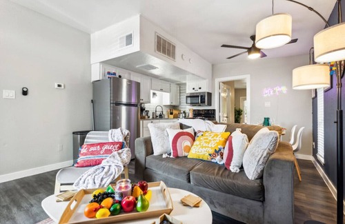 Central Arlington Apartment | Joyful 1BD:AT&T Walkable, Charming & Ground-Level!