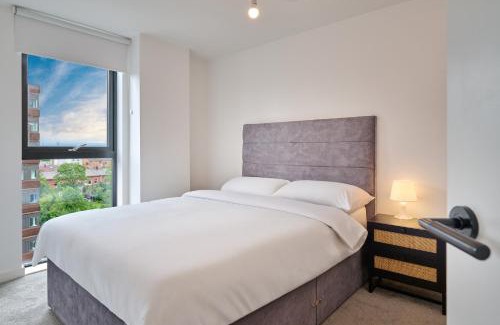 Old Trafford Apartment | Joyful Group - Warm 2 Bed Ensuite Apartment near Manchester City Centre and Old Trafford
