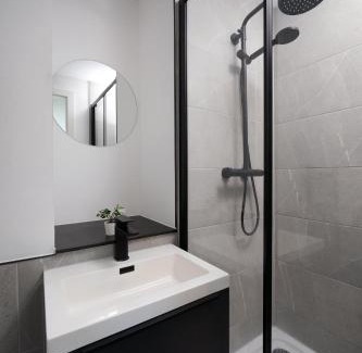 Old Trafford Apartment | Joyful Group - Warm 2 Bed Ensuite Apartment near Manchester City Centre and Old Trafford