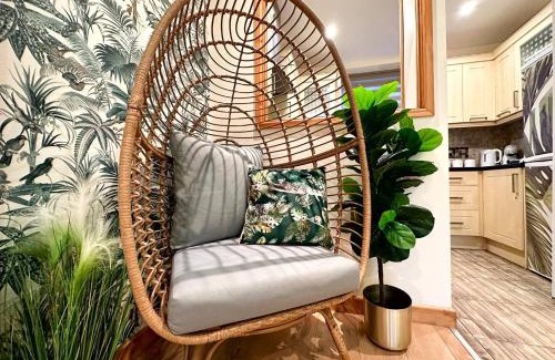 Rhondda Cynon Taff Apartment | Joyful Jungle Jewel Wbalcony & Foozeball-ferndale