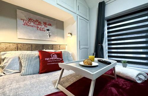 Rhondda Cynon Taff Apartment | Joyful Jungle Jewel Wbalcony & Foozeball-ferndale