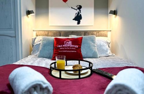 Rhondda Cynon Taff Apartment | Joyful Jungle Jewel Wbalcony & Foozeball-ferndale