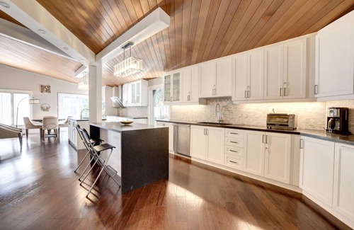 Sheridan Villa | Joyful Mansion with Charm Indoor