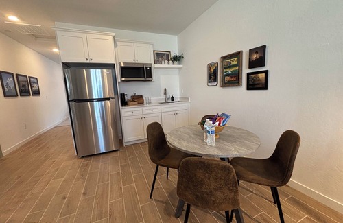 Visalia House | Joyhouse-EV + 2 Kitchens, 2 Washers,2 Dryers, 2 Living Rooms · 40min to Sequoia