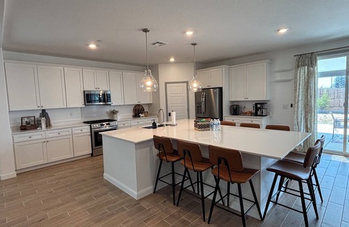 Visalia House | Joyhouse-EV + 2 Kitchens, 2 Washers,2 Dryers, 2 Living Rooms · 40min to Sequoia