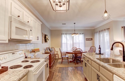 Woodway House | JoyHouse-Waco convenient to Baylor, Silos and great restaurants!