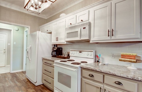 Woodway House | JoyHouse-Waco convenient to Baylor, Silos and great restaurants!