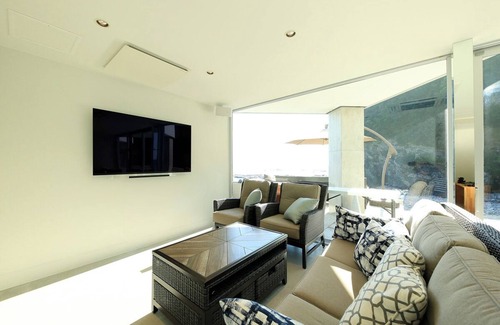 Wabuka House | All rooms are oceanfront.