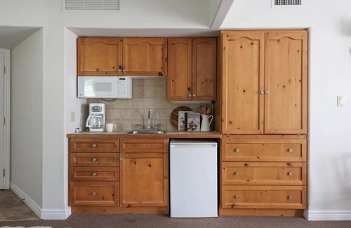 Oro-Medonte Apartment | Jr Club Suite: Kitchenette, Pool, HotTub, Gym, BBQ