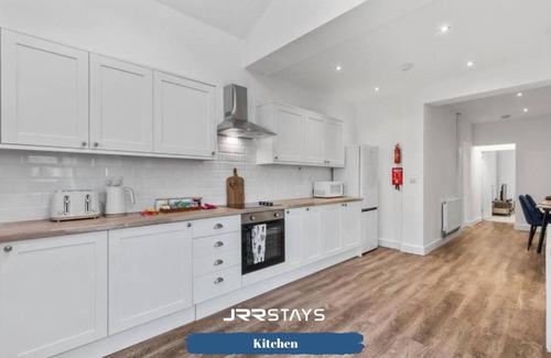 Winshill House | JRR Stays - Burton Upon Trent - 43 Min Alton Towers