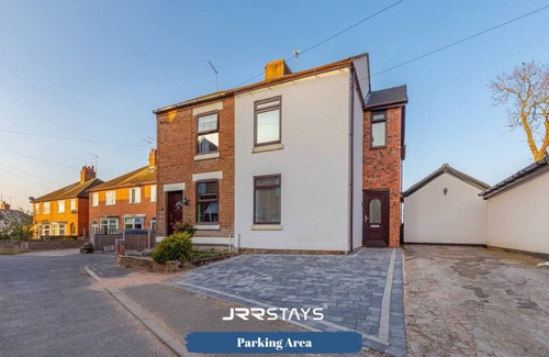Winshill House | JRR Stays - Burton Upon Trent - 43 Min Alton Towers