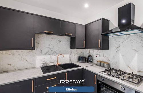 Walsall House | JRR Stays - West Midlands - Walsall - M6 J9 - WS2