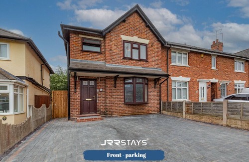 Walsall House | JRR Stays - West Midlands - Walsall - M6 J9 - WS2