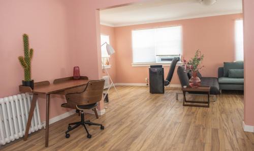 Ottawa Division Apartment | JstLikeHome - Old Town