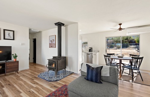 Joshua Tree House | JT Getaway 🌵🌙 Hot Tub, 10 Min Drive to Nat’l Park, Dogs Friendly!