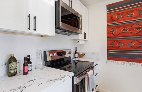Joshua Tree House | JT Getaway 🌵🌙 Hot Tub, 10 Min Drive to Nat’l Park, Dogs Friendly!