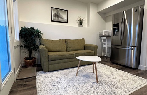 Southeast Edmonton Apartment | Juanu’s Cozy Cove - Walkout Basement SuitenFamily Friendlyn15mins from Airport