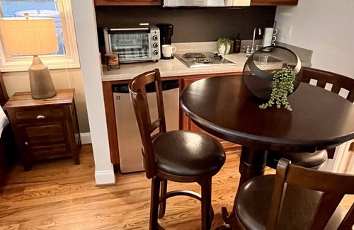 Helen Apartment | Jubela’s In-Town Studio Half Block Walk to Main Street