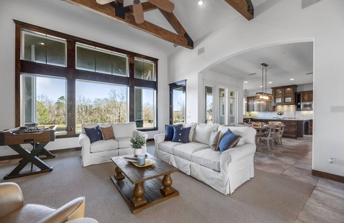 Willis Resort | Jubilee Group 2 min to Lake Conroe! Heated Pool, Stocked Ponds, Cute Pygmy Goats