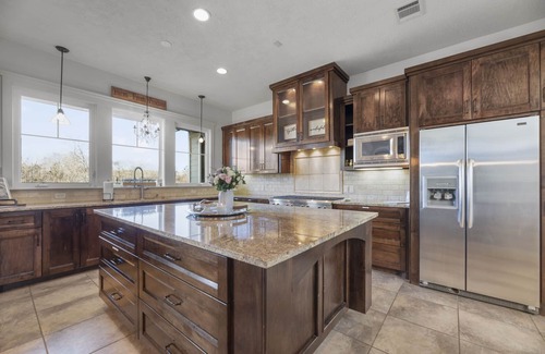 Willis Resort | Jubilee Group 2 min to Lake Conroe! Heated Pool, Stocked Ponds, Cute Pygmy Goats