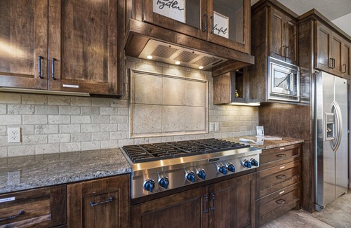 Willis Resort | Jubilee Group 2 min to Lake Conroe! Heated Pool, Stocked Ponds, Cute Pygmy Goats
